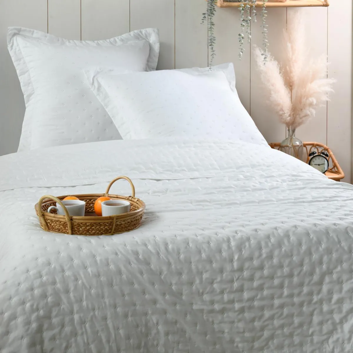 STOF Couvre-lit matelassé avec deux taies d'oreiller (260 x 240 cm) Cléo Blanc Discount