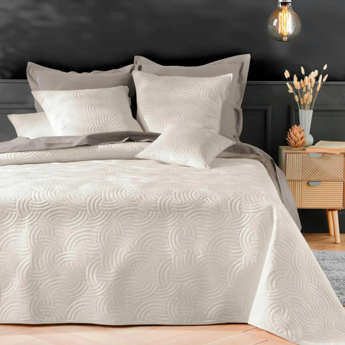 douceur d'intu017drieur Couvre-lit matelassé et deux taies d'oreiller (240 x 260 cm) Solange Ecru Clearance