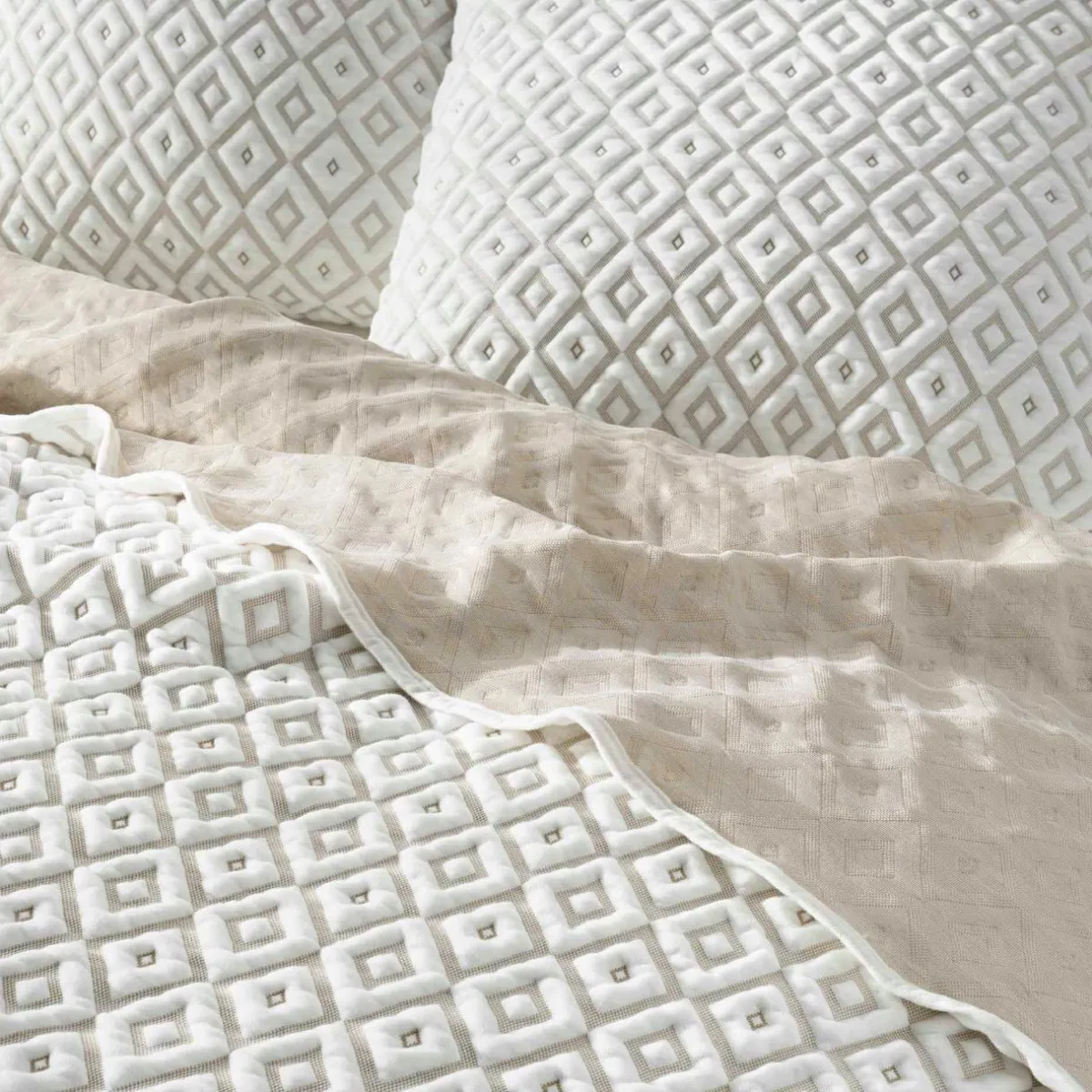 douceur d'intu017drieur Couvre-lit matelassé et deux taies d'oreiller (240 x 260 cm) Joana Blanc Hot