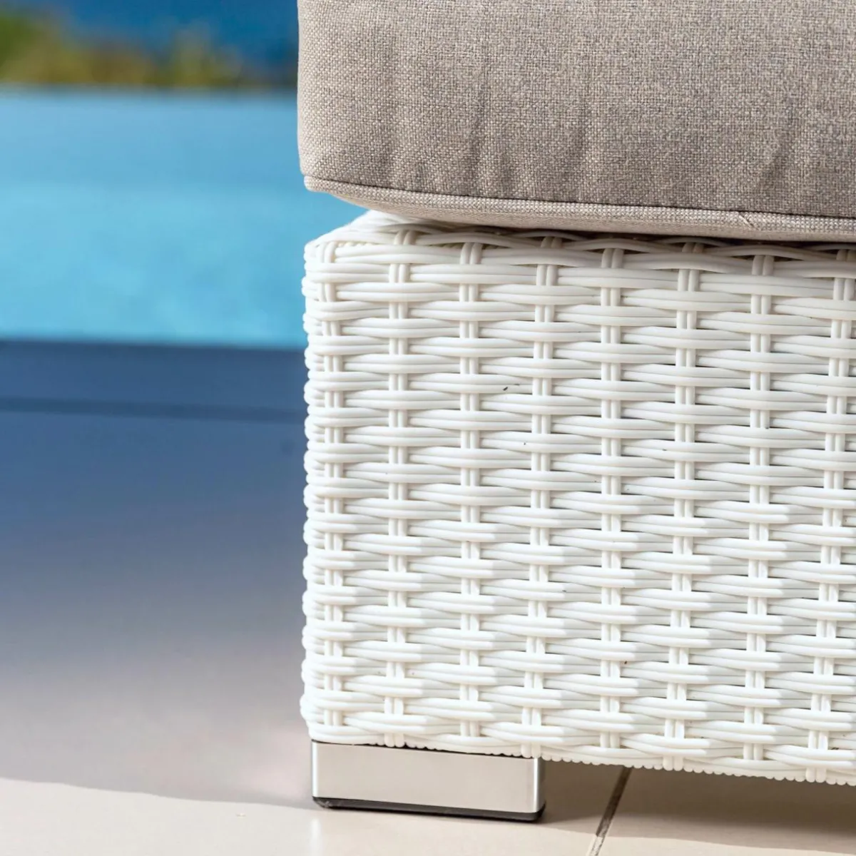 MOBELLIA Fauteuil de jardin en résine tressée Palma Blanc et taupe Tressé Blanc - Taupe Sale