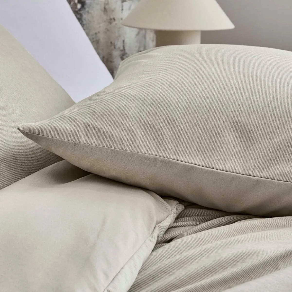 douceur d'intu017drieur Housse de couette et deux taies d'oreiller microfibre (240 x 220 cm) Azura Beige Hot