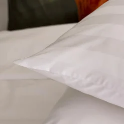 ATMOSPHERA Housse de couette et deux taies satin de coton (260 x 240 cm) Isadora he Blanc Hot