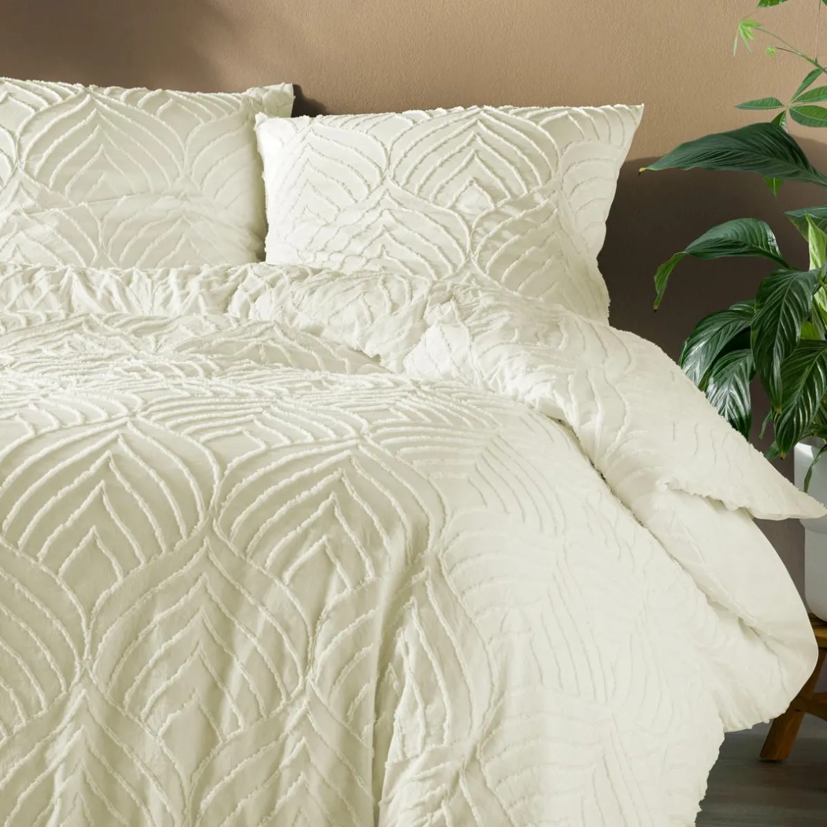 douceur d'intu017drieur Housse de couette et deux taies microfibre tuftée (260 x 240 cm) Heltie Ivoire