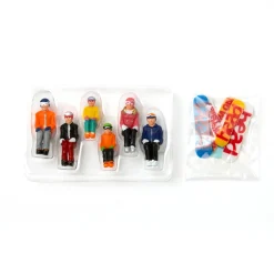 MY VILLAGE Lot de 6 figurines Snowboarders assis pour télésiège New