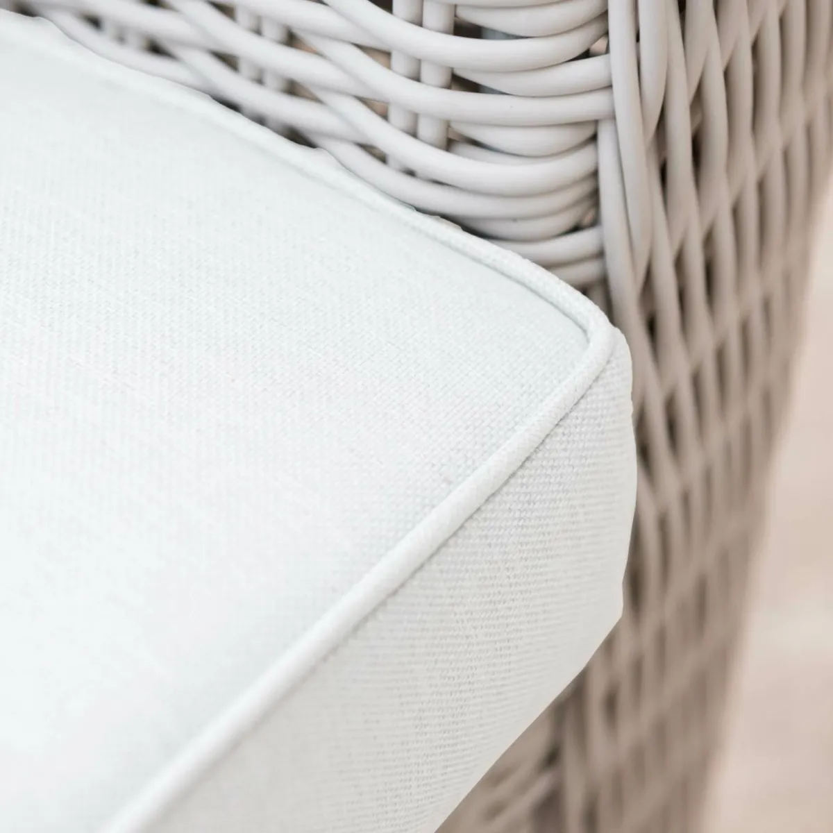 MOBELLIA Salon de jardin en résine tressée 5 places 4 pcs Calvi Blanc Tressé Blanc - Blanc Clearance