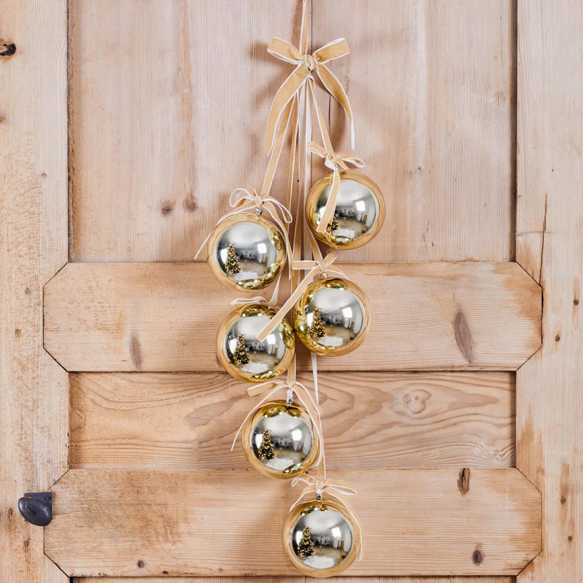 JJA Suspension de Noël (H70 cm) Boules et nœud velours Dé Or Discount