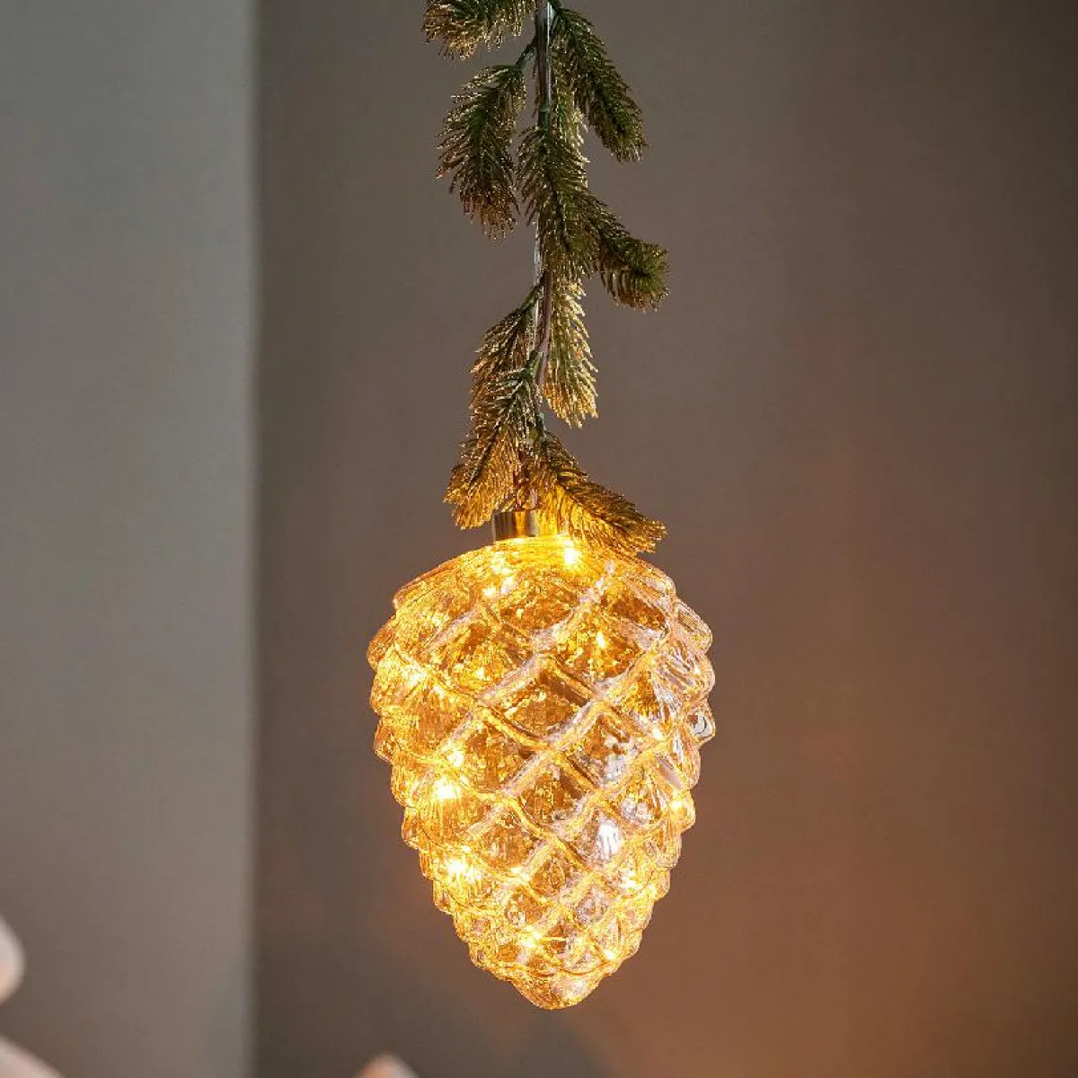 KAEMINGK Suspension lumineuse à piles 15 LED (H21 cm) Sapinette et Pomme de pin Blanc chaud Hot