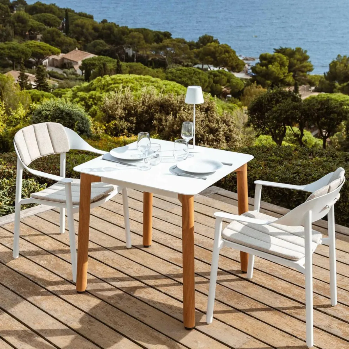 MOBELLIA Table de jardin carrée en aluminium 2 places (76 x 76 cm) Monte Carlo Blanc Discount