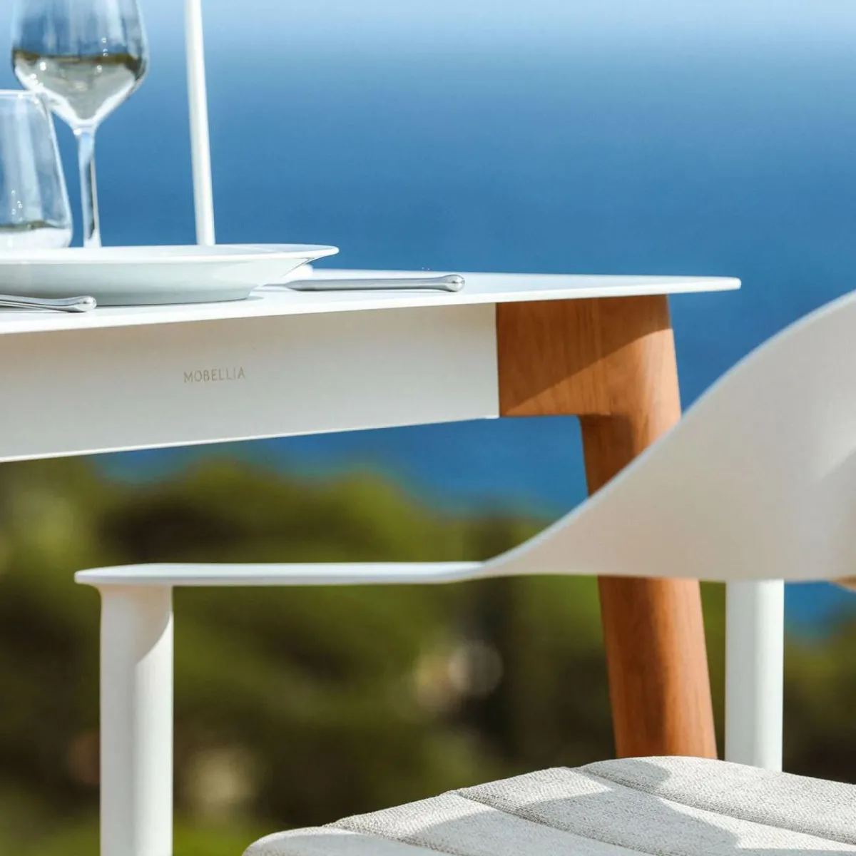 MOBELLIA Table de jardin carrée en aluminium 2 places (76 x 76 cm) Monte Carlo Blanc Discount