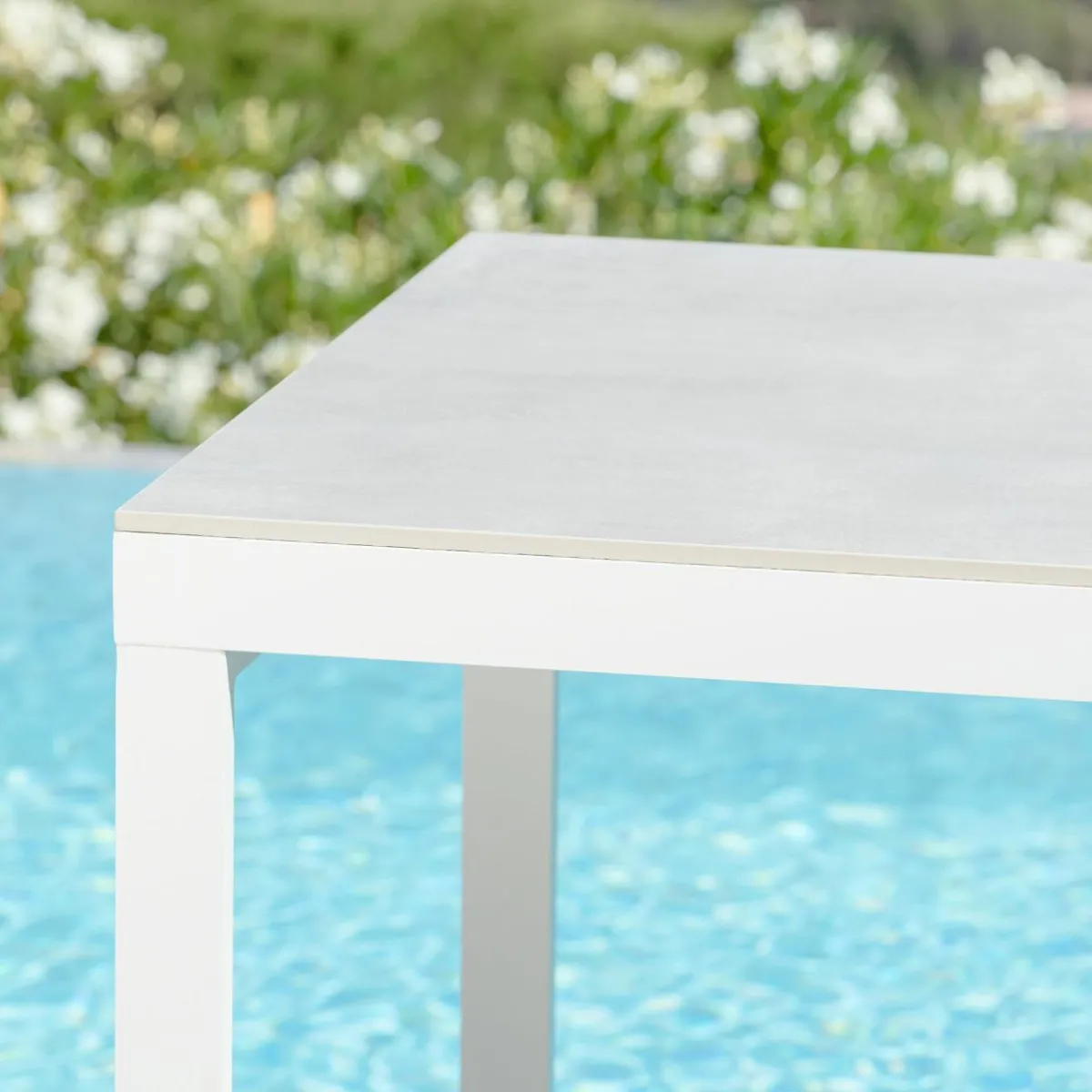 MOBELLIA Table de jardin en aluminium et céramique 8 places (180 x 90 cm) Kore Blanc et Gris clair Outlet