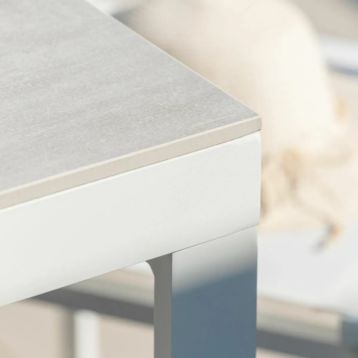 MOBELLIA Table de jardin en aluminium et céramique 8 places (180 x 90 cm) Kore Blanc et Gris clair Outlet