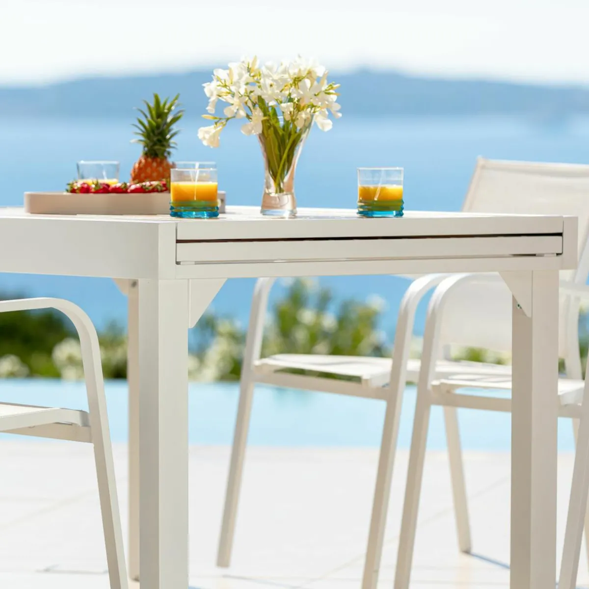 MOBELLIA Table de jardin extensible en aluminium 10 places effet bois (135/270 x 90 cm) Murano Blanc Hot