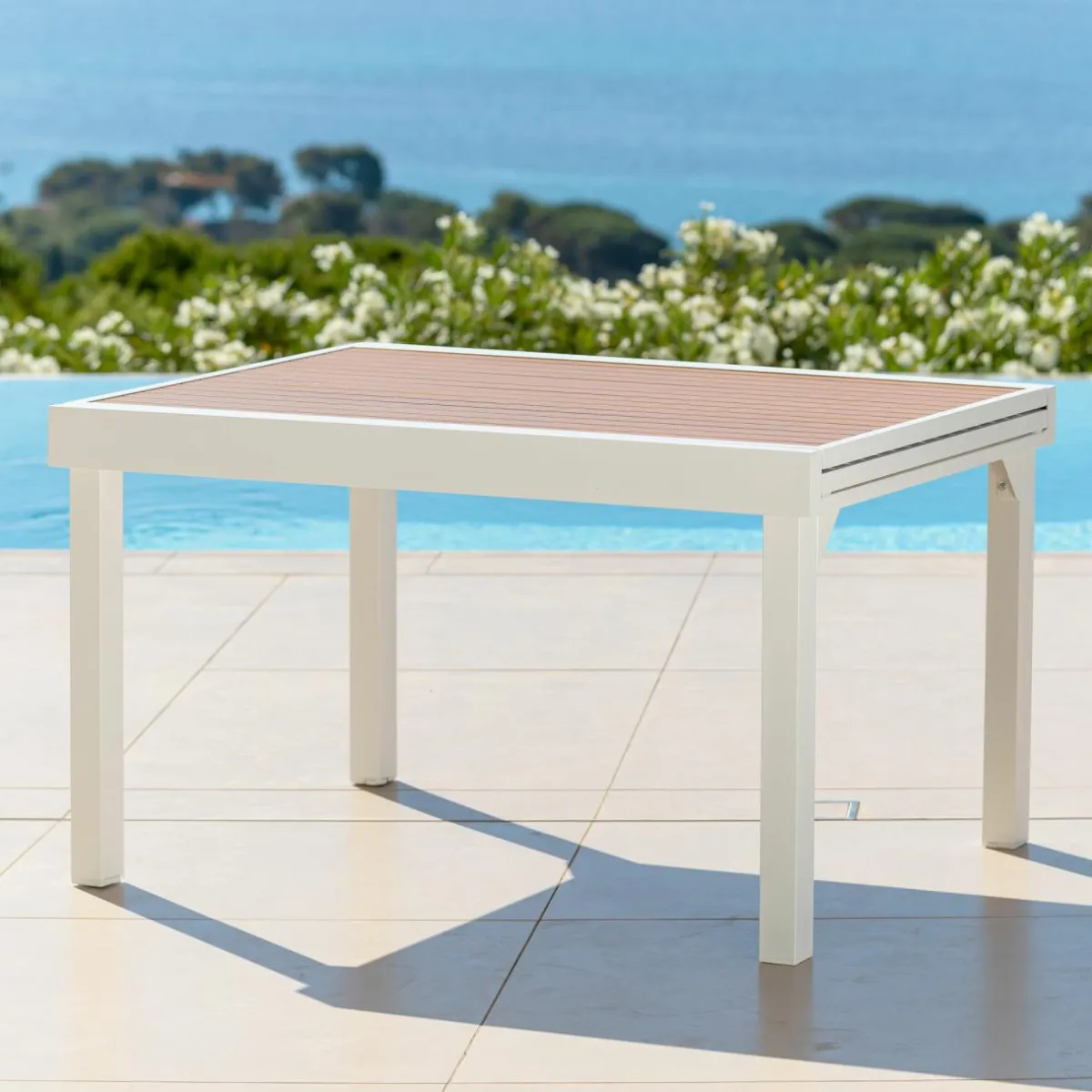 MOBELLIA Table de jardin extensible en aluminium 10 places effet bois (135/270 x 90 cm) Murano Blanc Hot