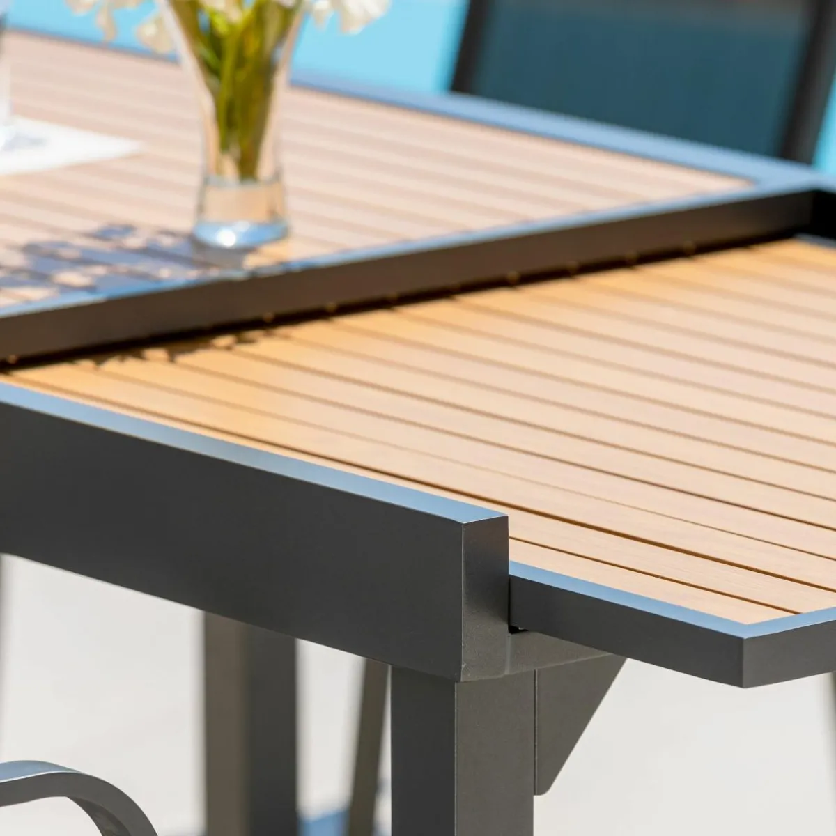 MOBELLIA Table de jardin extensible en aluminium 10 places effet bois (135/270 x 90 cm) Murano Gris Anthracite New