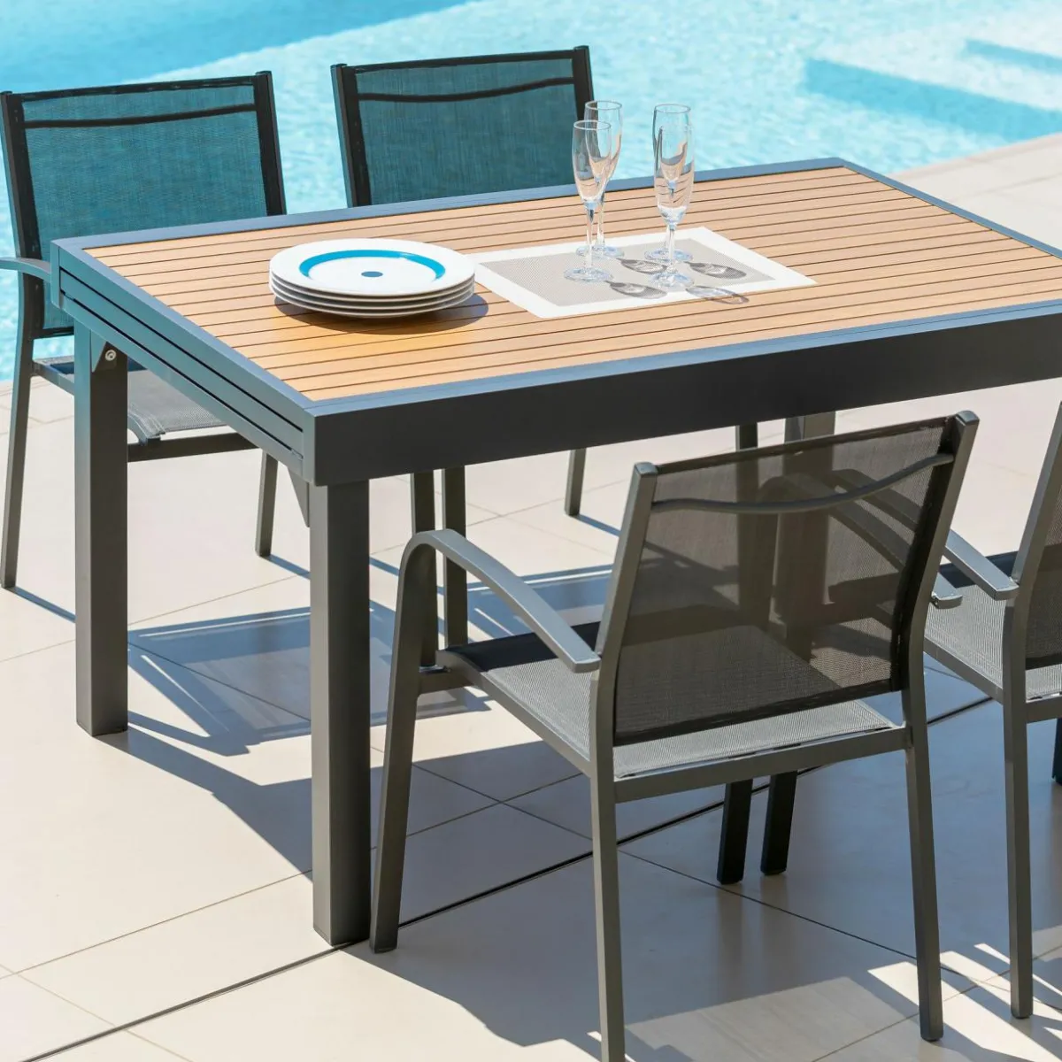 MOBELLIA Table de jardin extensible en aluminium 10 places effet bois (135/270 x 90 cm) Murano Gris Anthracite New