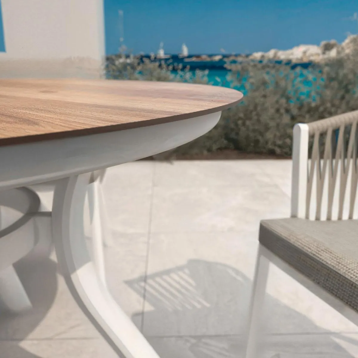 MOBELLIA Table de jardin ronde en aluminium 6 places (D120 cm) Amalfi Blanc