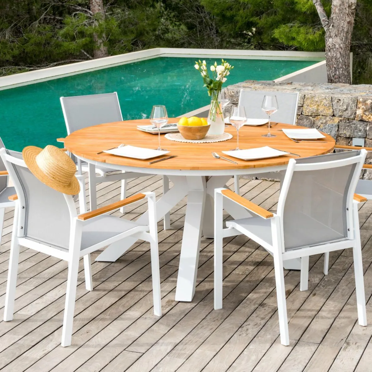 MOBELLIA Table de jardin ronde en aluminium et bois teck 8 places (D140 cm) Bali Blanc