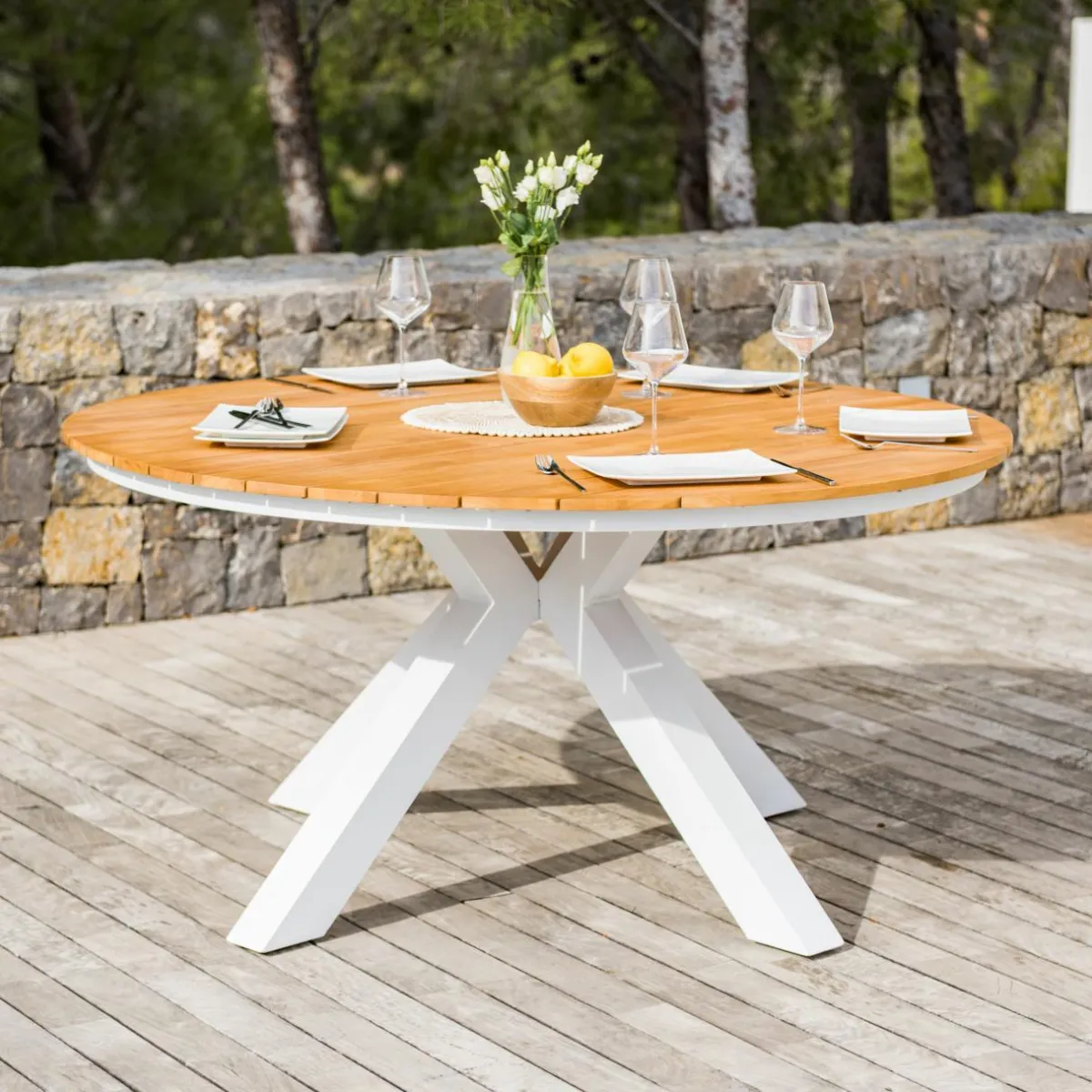 MOBELLIA Table de jardin ronde en aluminium et bois teck 8 places (D140 cm) Bali Blanc