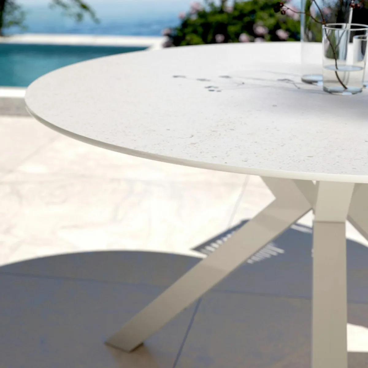 MOBELLIA Table de jardin ronde en aluminium et céramique 6 places (D120 cm) Kore Blanc Discount
