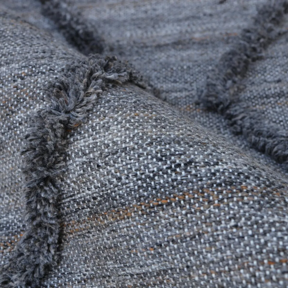 EMINZA Tapis de salon rectangulaire matière recyclée tuftée (140 x 200 cm) Noori Gris New