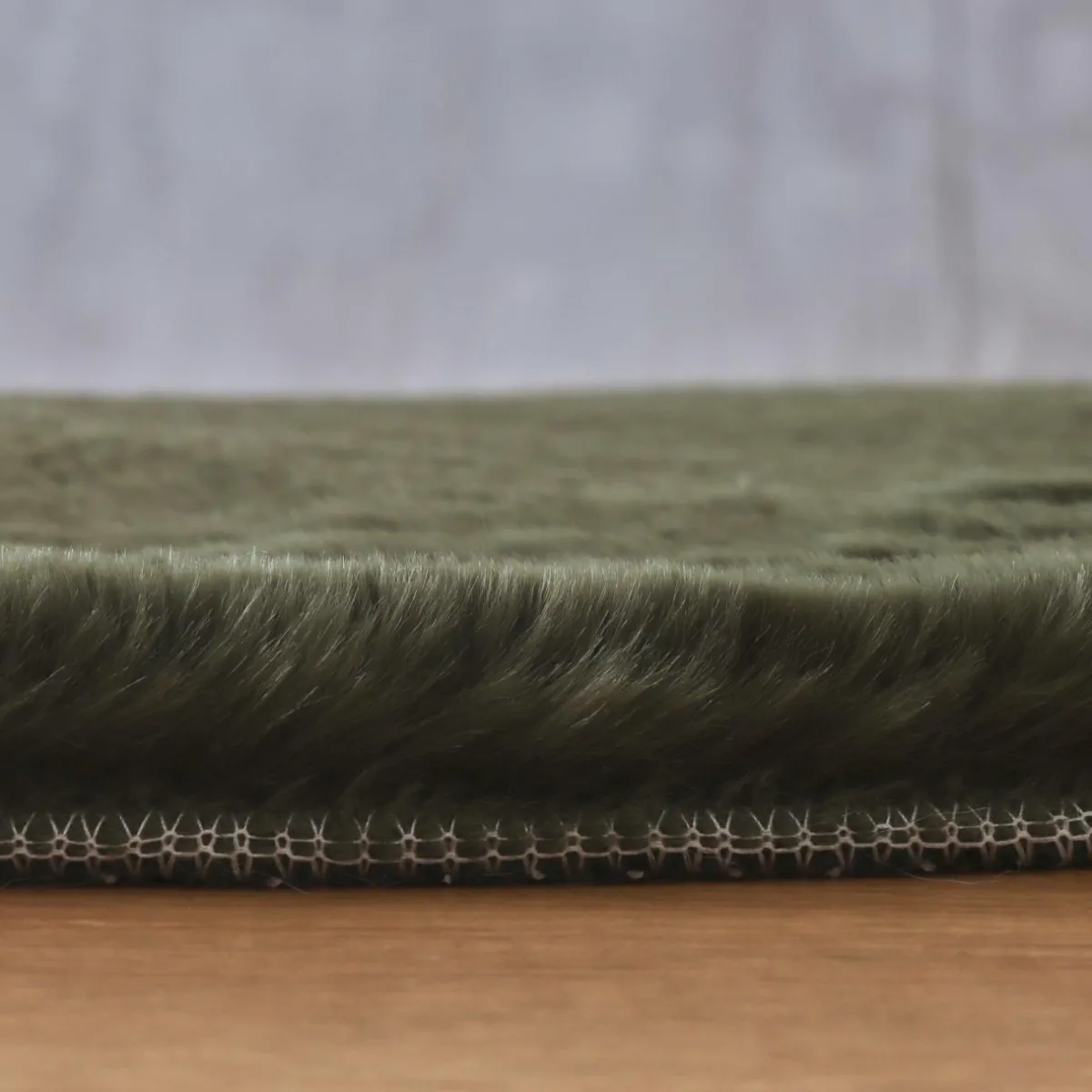 EMINZA Tapis rectangulaire fausse fourrure (140 x 200 cm) Finn Vert kaki