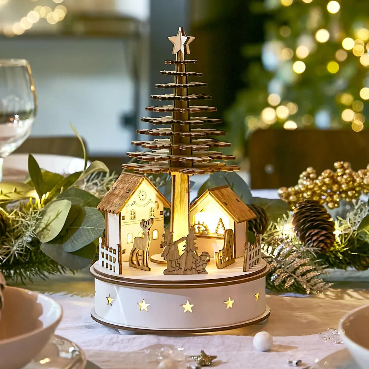 KAEMINGK Village de Noël en bois lumineux et musical à piles (H25 cm) Sapin de Noël