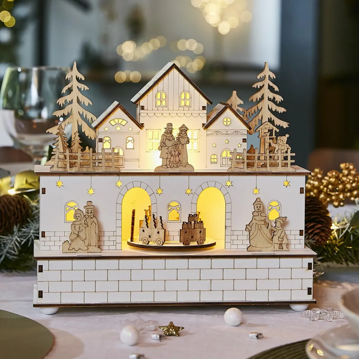KAEMINGK Village de Noël en bois lumineux et musical à piles (21 x H24 cm) Villageois en fête Outlet