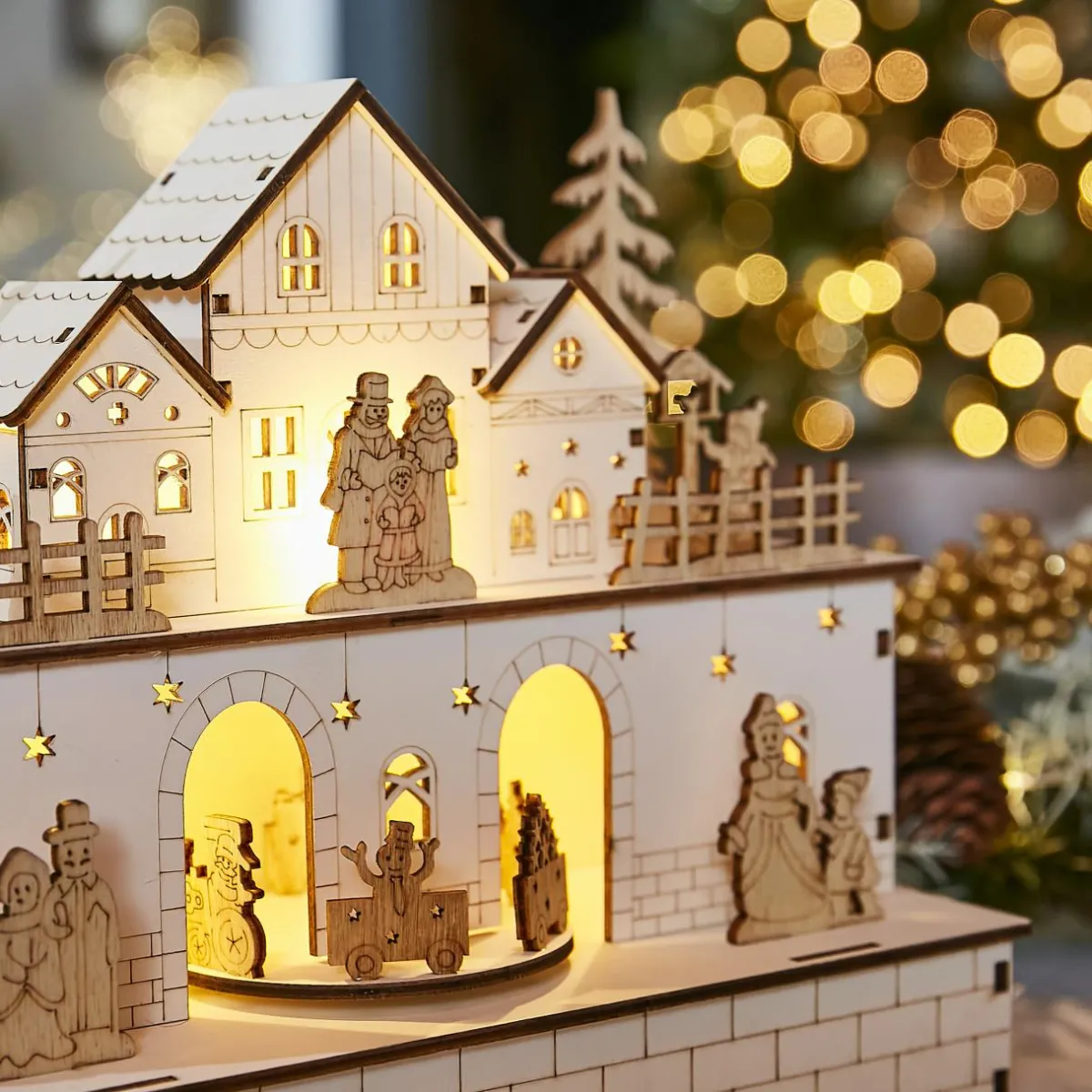 KAEMINGK Village de Noël en bois lumineux et musical à piles (21 x H24 cm) Villageois en fête Outlet