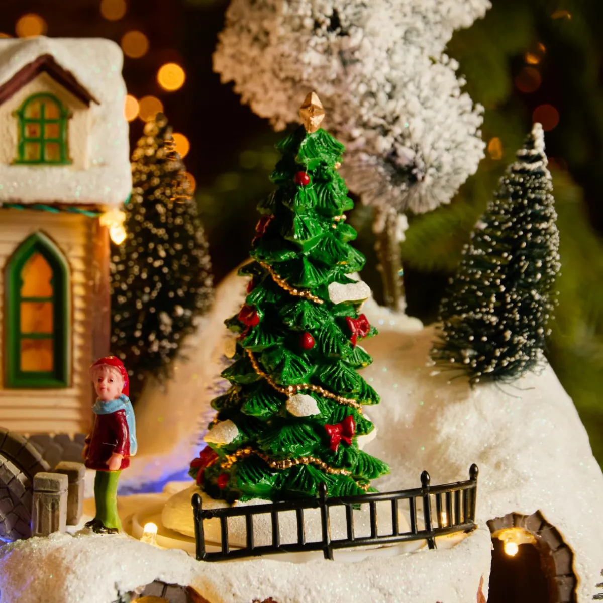 KAEMINGK Village de Noël lumineux, animé et musical (H33 cm) Eglise et chanteurs Multicolore Clearance