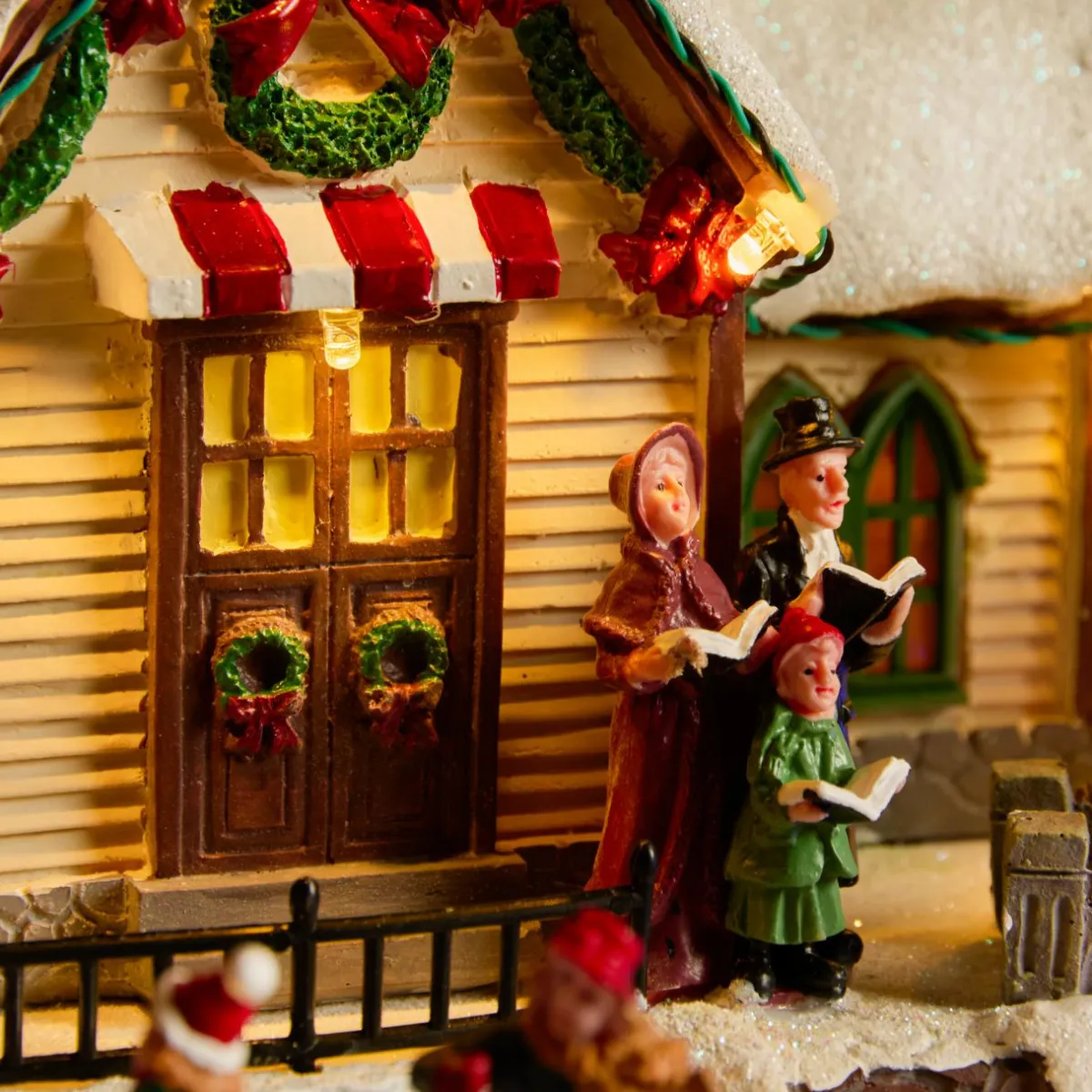 KAEMINGK Village de Noël lumineux, animé et musical (H33 cm) Eglise et chanteurs Multicolore Clearance