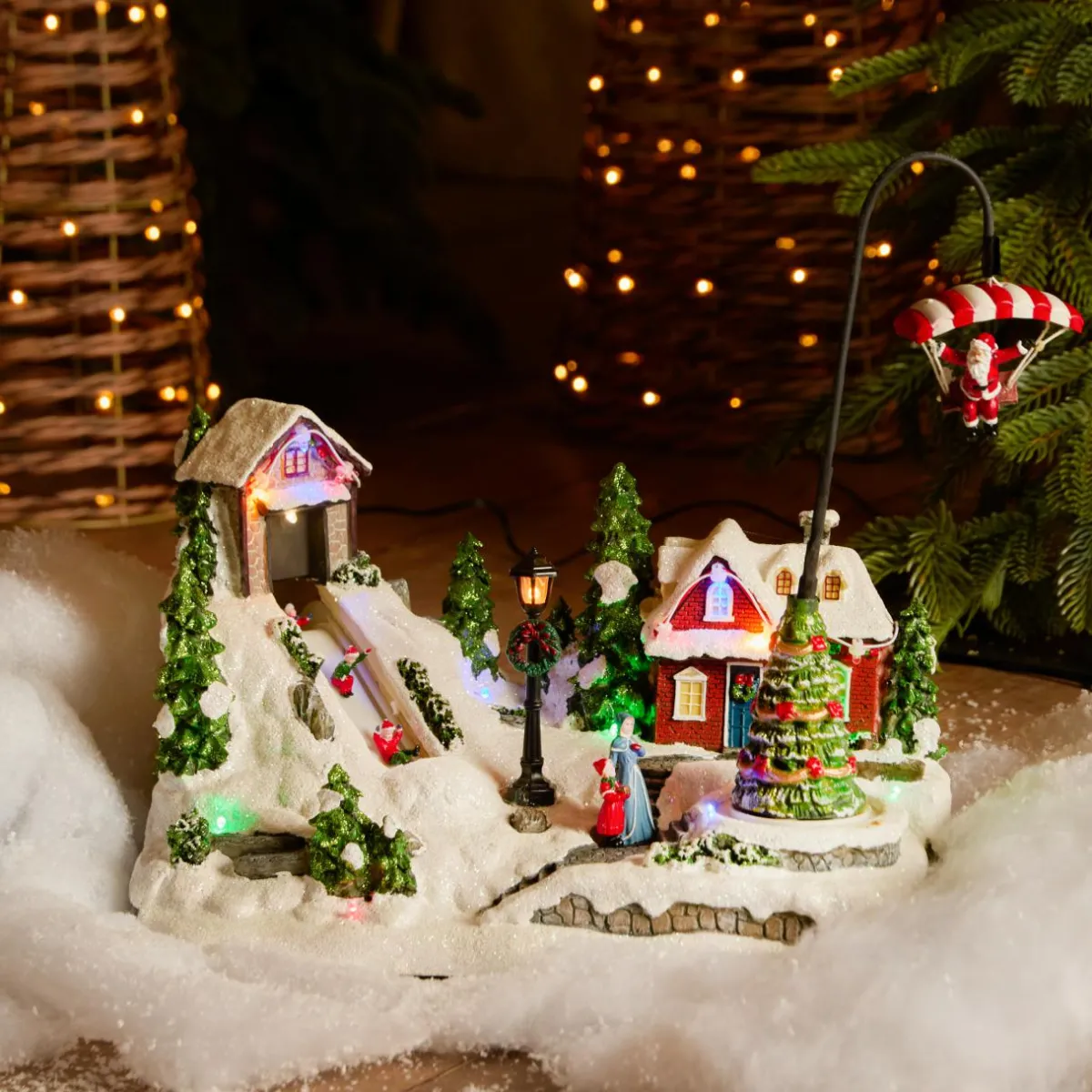 KAEMINGK Village de Noël lumineux et animé (H31 cm) Aventures d'hiver Multicolore New
