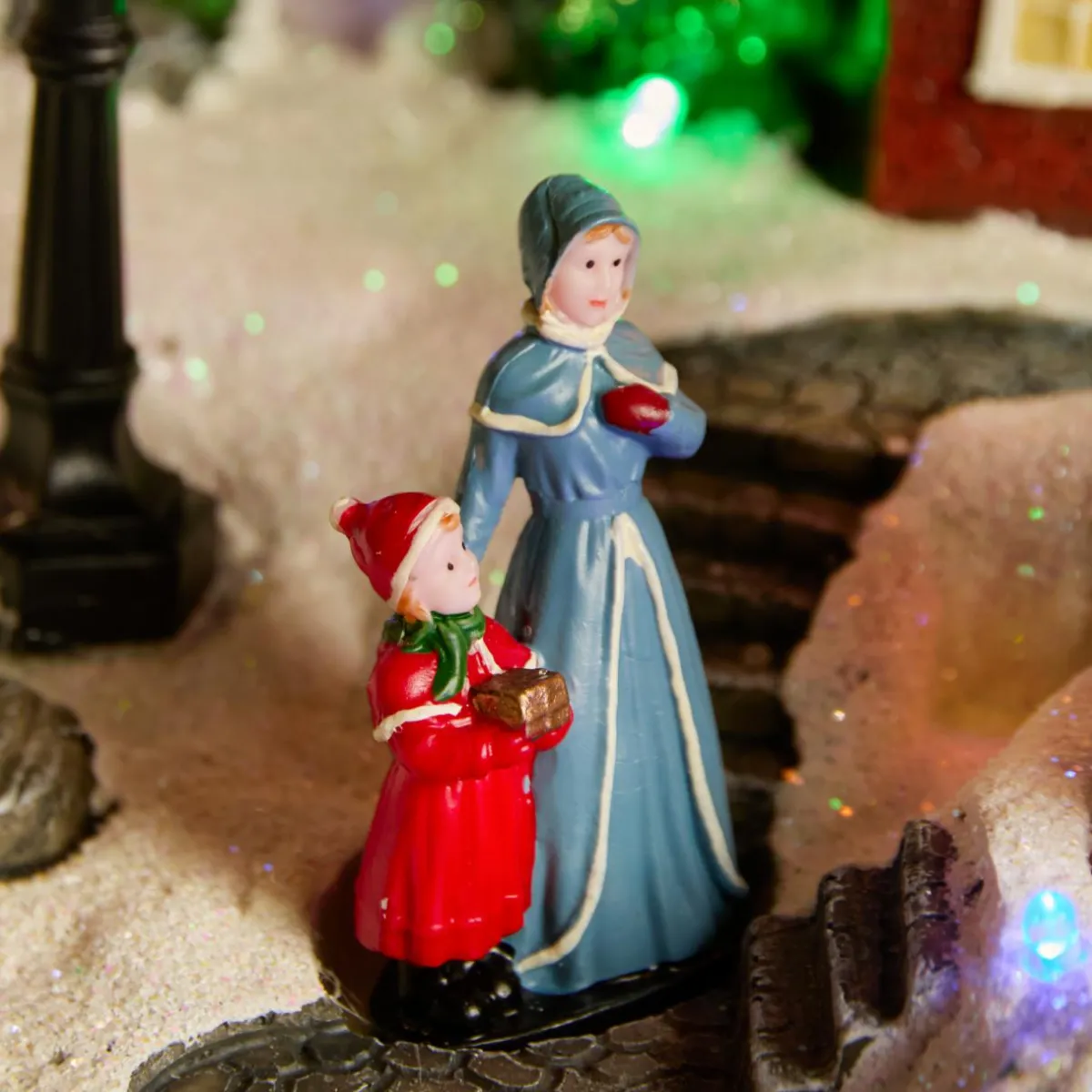 KAEMINGK Village de Noël lumineux et animé (H31 cm) Aventures d'hiver Multicolore New